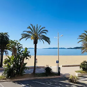 T2 Front De 2pers 1 Minute De La Plaget2 De 44 M2 Terrasse 16m2 , Vue Panoramique Et En Face De La Cet Refait A Neuf Beneficie D'un Confort Et D Un Equipement Optima Cet Est Ideal Pour 2 Personnes Avec Sa Ch , Le Lavandou France
